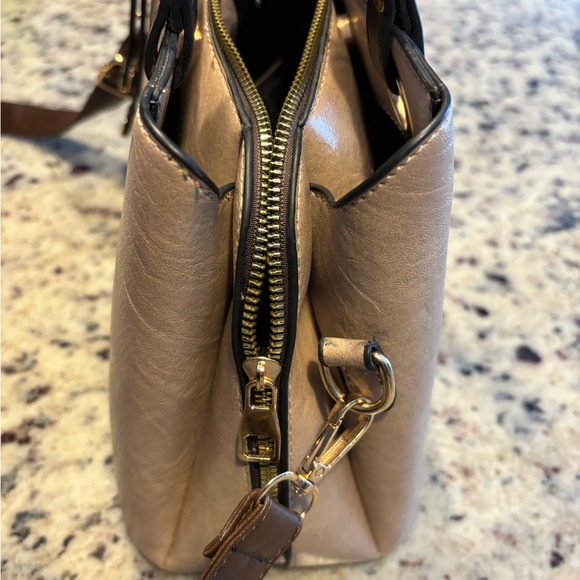 Purse, no brand shown. Like new - Picture 3 of 4